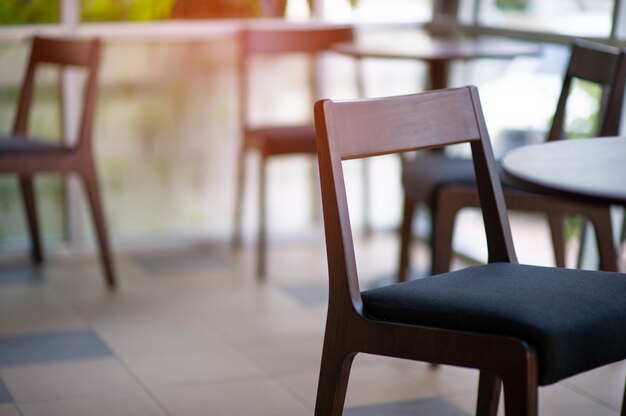 Silla de madera colocada en una cafetería.