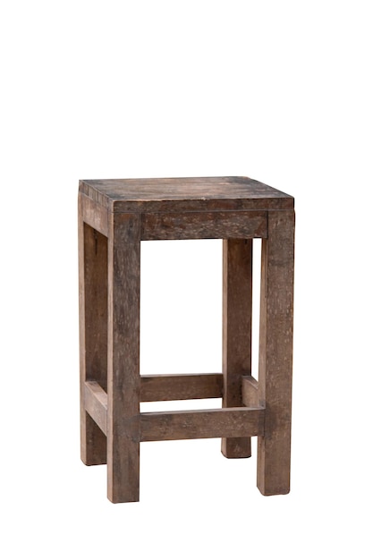 la silla de madera era vieja y sucia sobre un fondo blanco