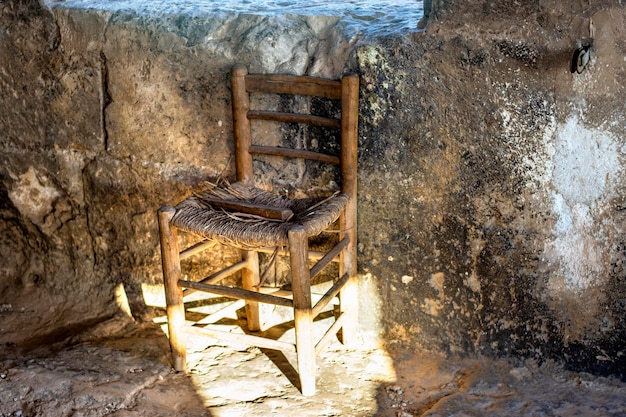 Silla de madera olvidada encima de un campanario de iglesia Concepto de olvido