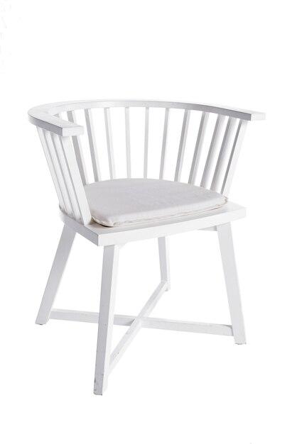 Foto silla de madera con un respaldo y un asiento de mimbre una pieza de muebles aislados en un fondo blanco