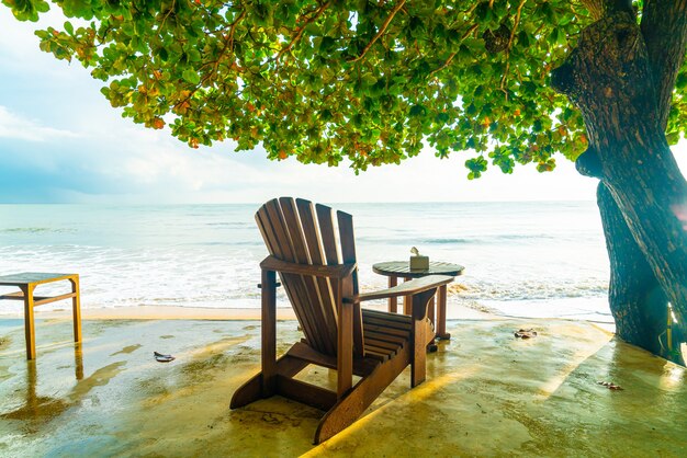 silla de madera vacía con mar de playa