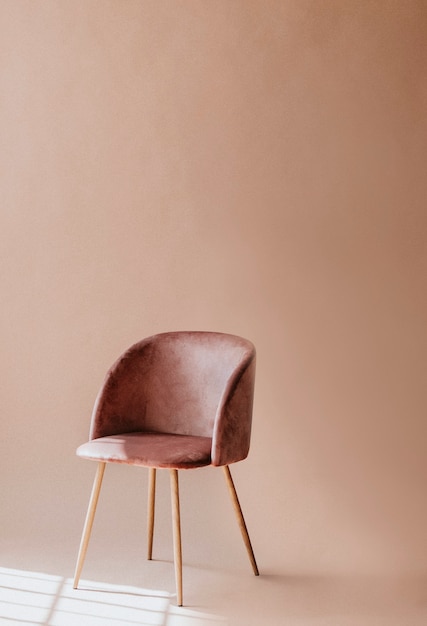 Foto silla marrón rosácea sobre fondo minimalista