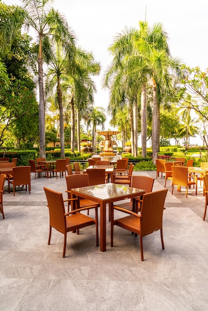 Silla y mesa de patio al aire libre en cafetería restaurante