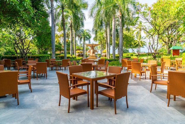 Silla y mesa de patio al aire libre en el restaurante cafetería