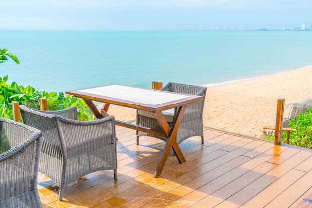 Silla y mesa para patio al aire libre