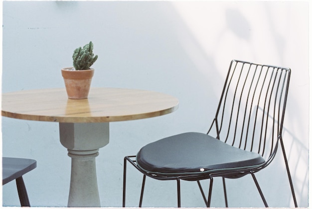 Silla y mesa vacías en la cafetería