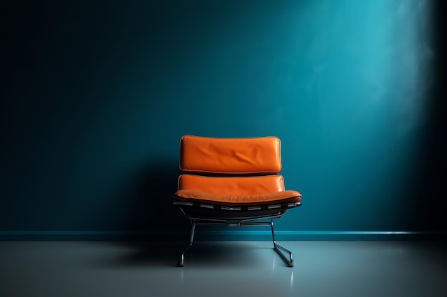 Una silla naranja sentada sobre fondo azul.
