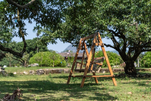 La silla o columpio para que la gente descanse en la pradera de un parque.