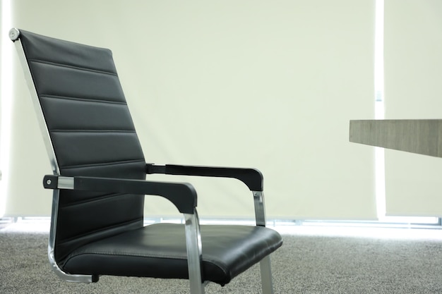 Foto silla de oficina negra en el vestíbulo de un edificio de oficinas moderno foto de stock