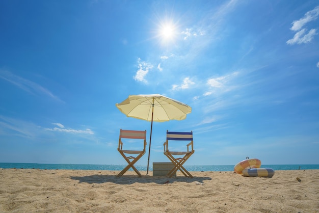 Foto silla y paraguas en una playa tranquila