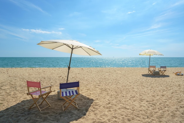 Silla y paraguas en una playa tranquila