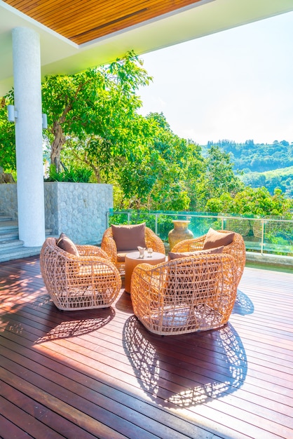 Foto silla de patio y mesa con vistas al mar