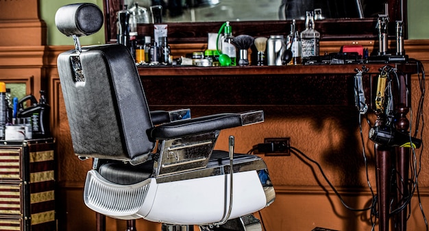 Silla de peluquería. Sillón de barbería, peluquería y peluquería moderna, peluquería para hombres. Silla de peluquero vintage con estilo. Estilista profesional en el interior de la barbería.