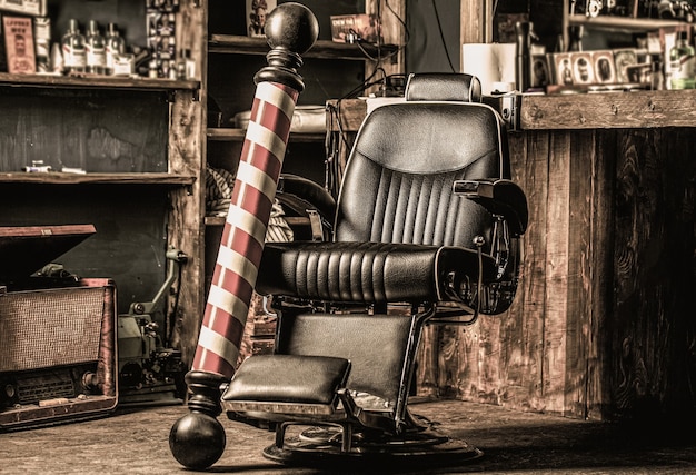 Foto silla de peluquero vintage con estilo. estilista profesional en el interior de la barbería. silla de peluquería. sillón de barbería, peluquería y peluquería moderna, peluquería para hombres.