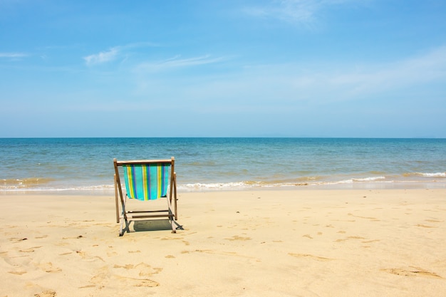 silla en la playa en día de sol