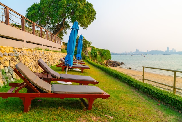 Silla de playa con fondo de mar de playa al atardecer en Pattaya, Tailandia