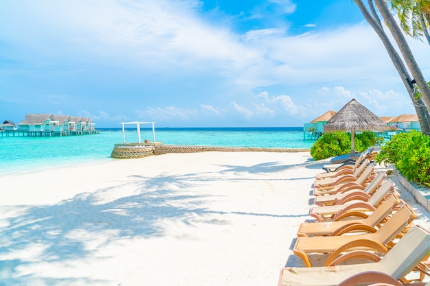 silla de playa con isla tropical de Maldivas playa y mar