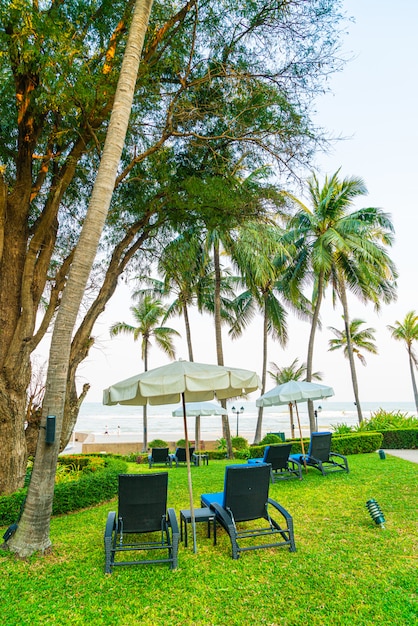 Silla de playa en el jardín