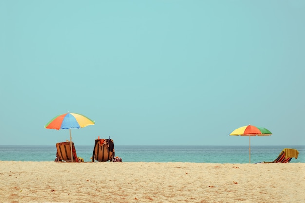 Foto silla de playa en la playa tropical con el cielo tranquilo. vista al mar y playa de arena