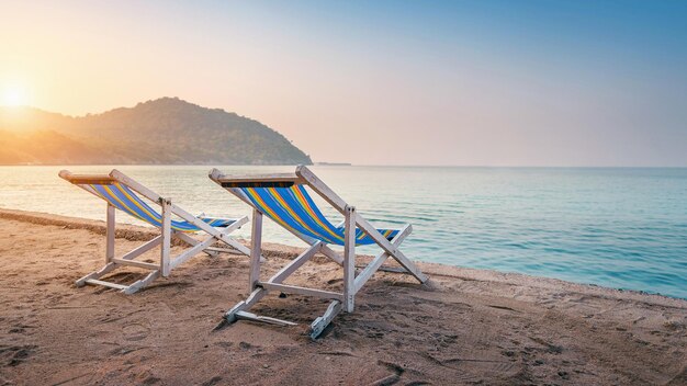 Foto una silla de playa que tiene rayas azules