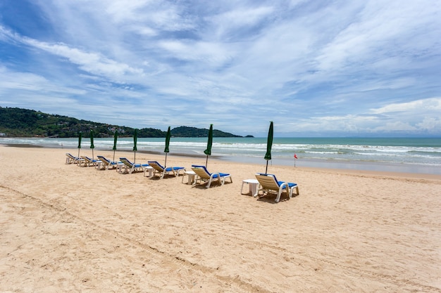 Silla de playa y sombrilla en la playa