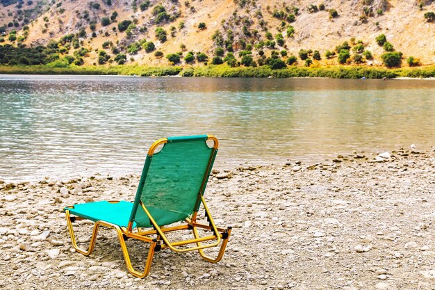 Silla de playa vacía en la orilla