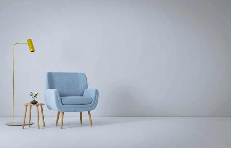 una silla que está en una habitación con una silla y una mesa