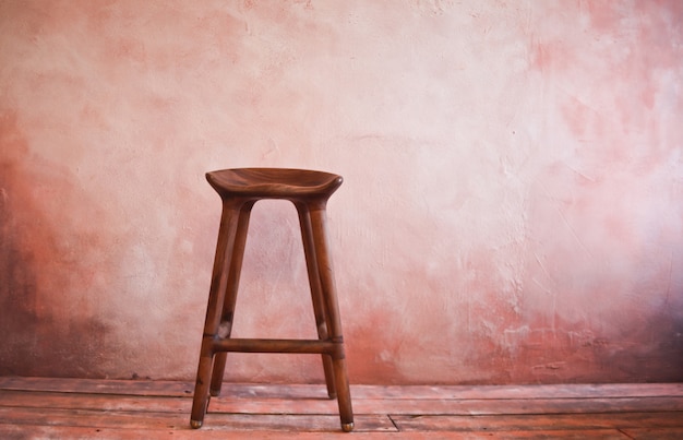 Silla retro de madera en la pared. Copia espacio Interior vintage