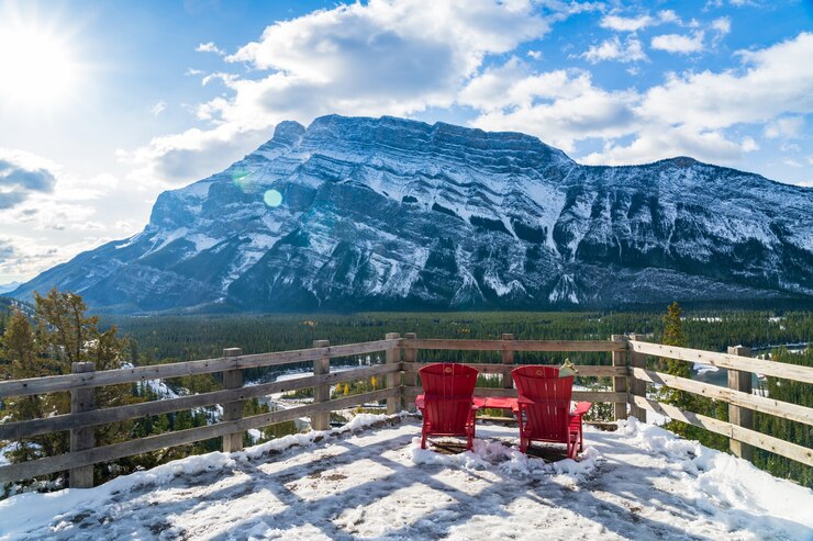 Silla roja mirar sobre el monte Rundle en invierno cubierto de nieve día soleado Parque Nacional Banff hermoso paisaje