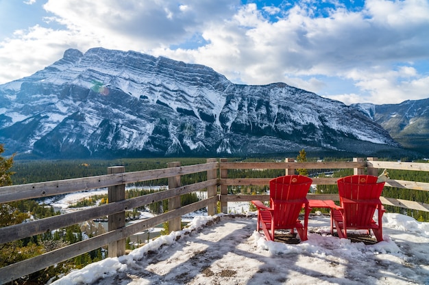 Silla roja mirar sobre el monte Rundle en invierno cubierto de nieve día soleado Parque Nacional Banff hermoso paisaje