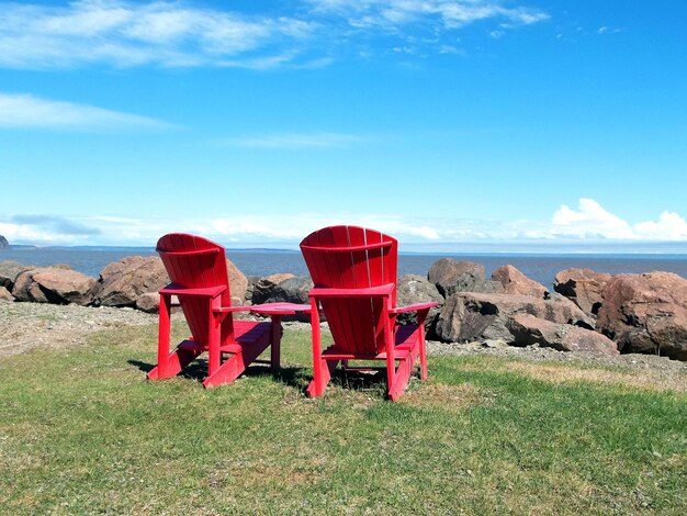 Silla roja en el paisaje contra el cielo