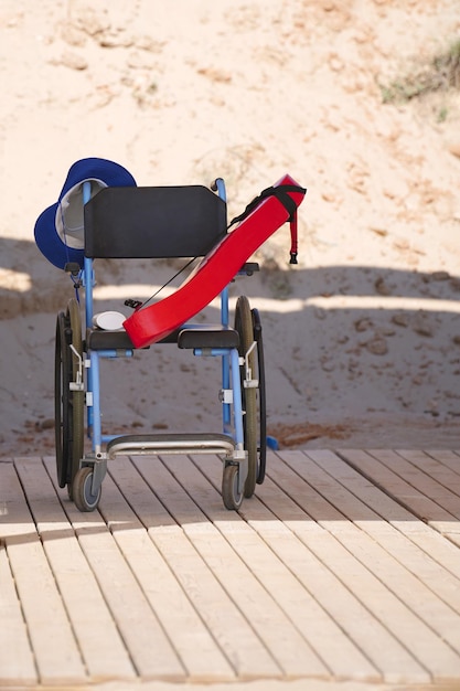 silla de ruedas diseñada específicamente para su uso en Sea Beach Foto de alta calidad