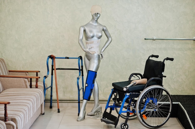 Silla de ruedas y maniquí en clínica protésica