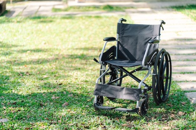 Silla de ruedas en el parque con espacio de copia.