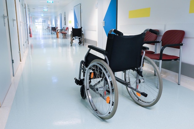 Silla de ruedas en la sala del hospital Interior del hospital Concepto de atención médica