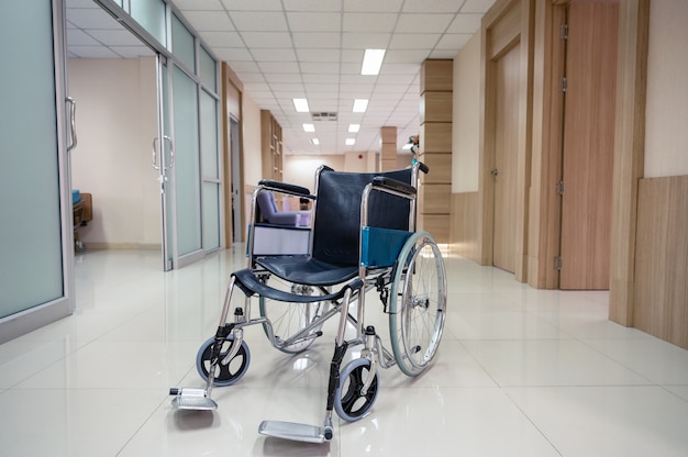 Silla de ruedas vacía estacionada en el pasillo del hospital