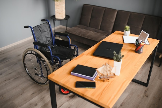 Foto silla de ruedas vacía en negro con ruedas grandes y controles manuales en el fondo de la casa área sin barreras nadie habitación de apartamento casa alquiler de equipos médicos espacio de copia movilidad discapacitada banner