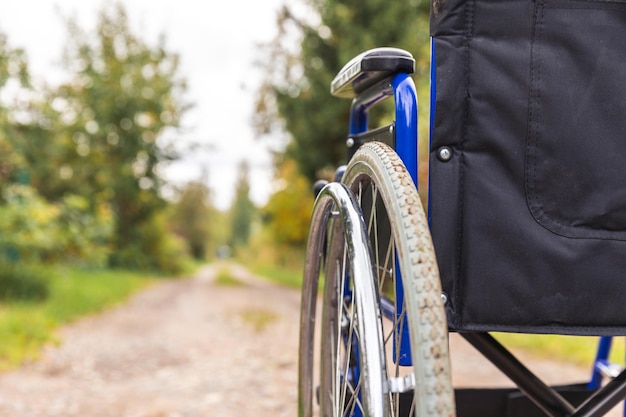 Silla de ruedas vacía de pie en la carretera esperando servicios para pacientes silla de ruedas para personas con di ...