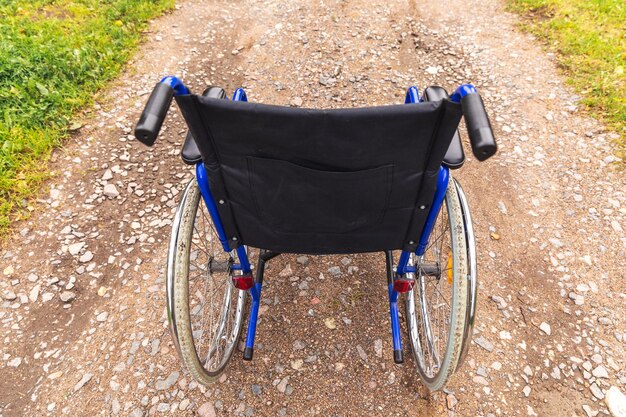 Silla de ruedas vacía de pie en la carretera esperando servicios para pacientes silla de ruedas para personas persona con di ...