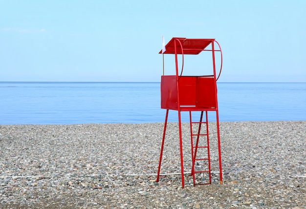 Foto silla salvavidas rojo en la playa vacía