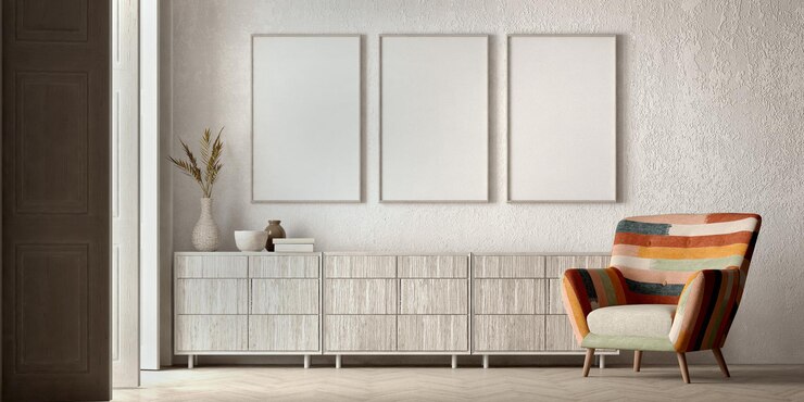 Silla de tela colorida con marco de imagen en blanco en la habitación grunge blanca