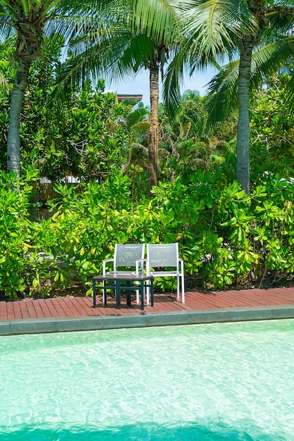 Foto silla vacía alrededor de la piscina