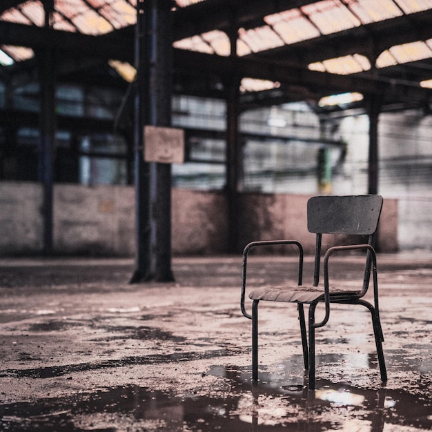 Foto silla vacía en un edificio abandonado