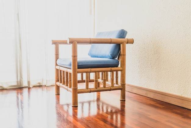 Foto silla vacía en la habitación