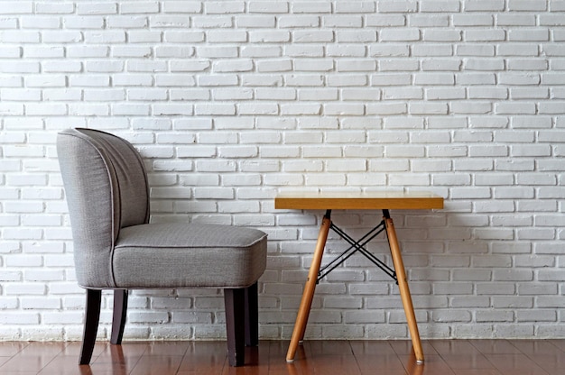 Silla vacía junto a la mesa contra la pared en casa