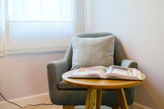 Foto silla vacía en la mesa en casa