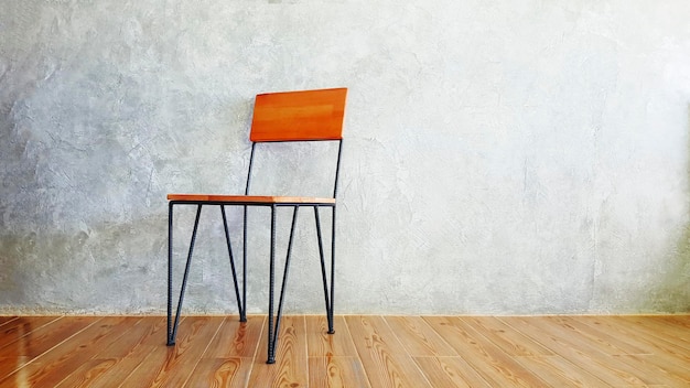 Silla vacía en la mesa contra la pared en casa