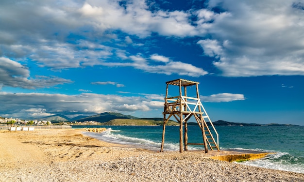 Silla de vigilantes de la playa en una playa en Sarande, sur de Albania