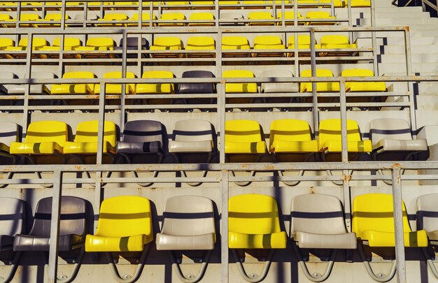 Sillas amarillas en las gradas de una institución deportiva Gradas vacías del estadio