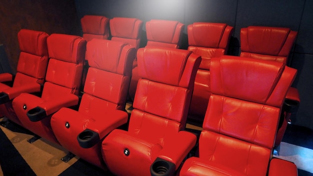 Sillas de asiento de cine de cuero de color rojo que pequeñas y viejas sucias y muy mal olor tacaño